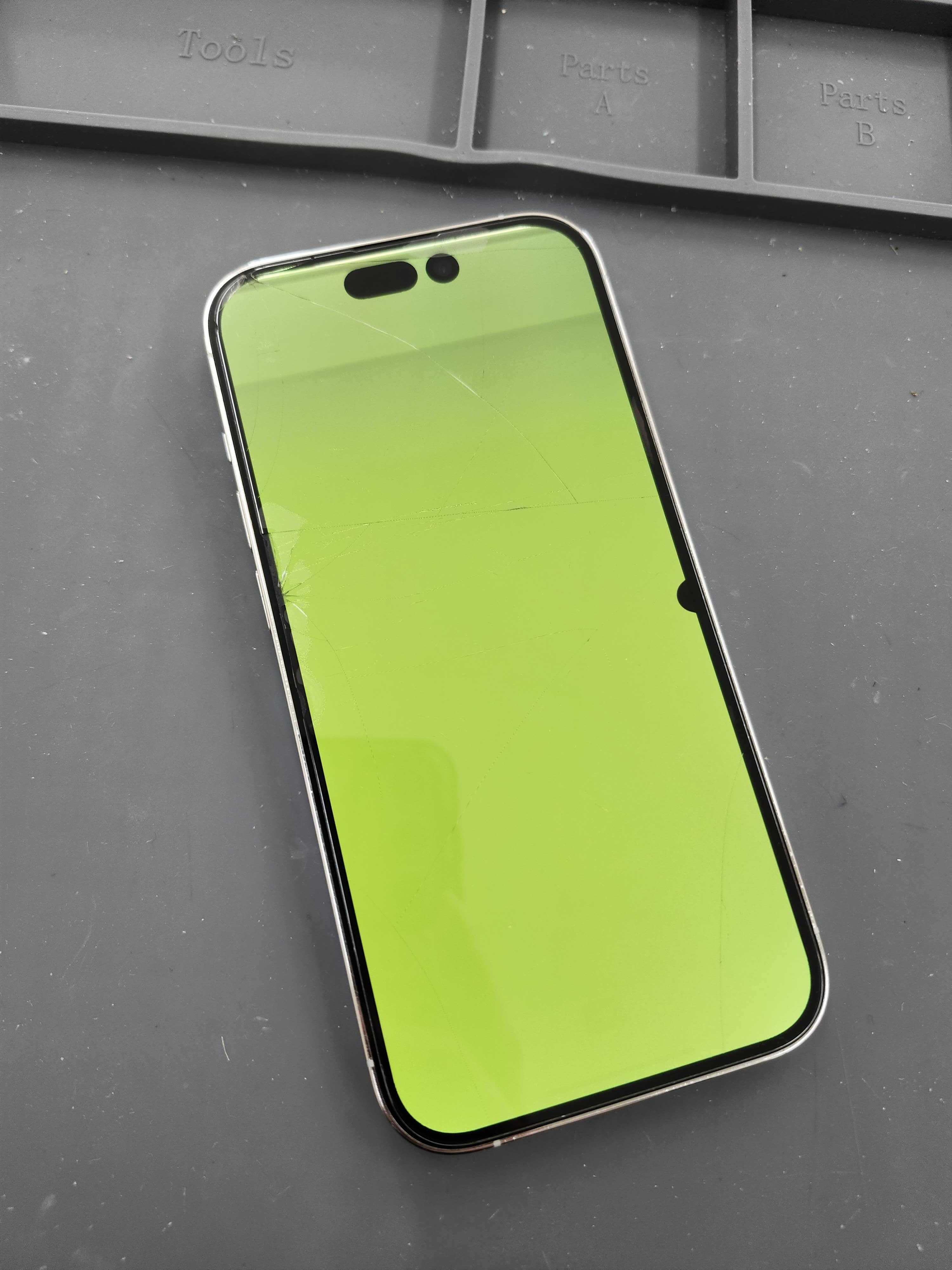 豊川市で当日修理可能】iPhone14 Proの画面が緑色に…液晶不良は即日